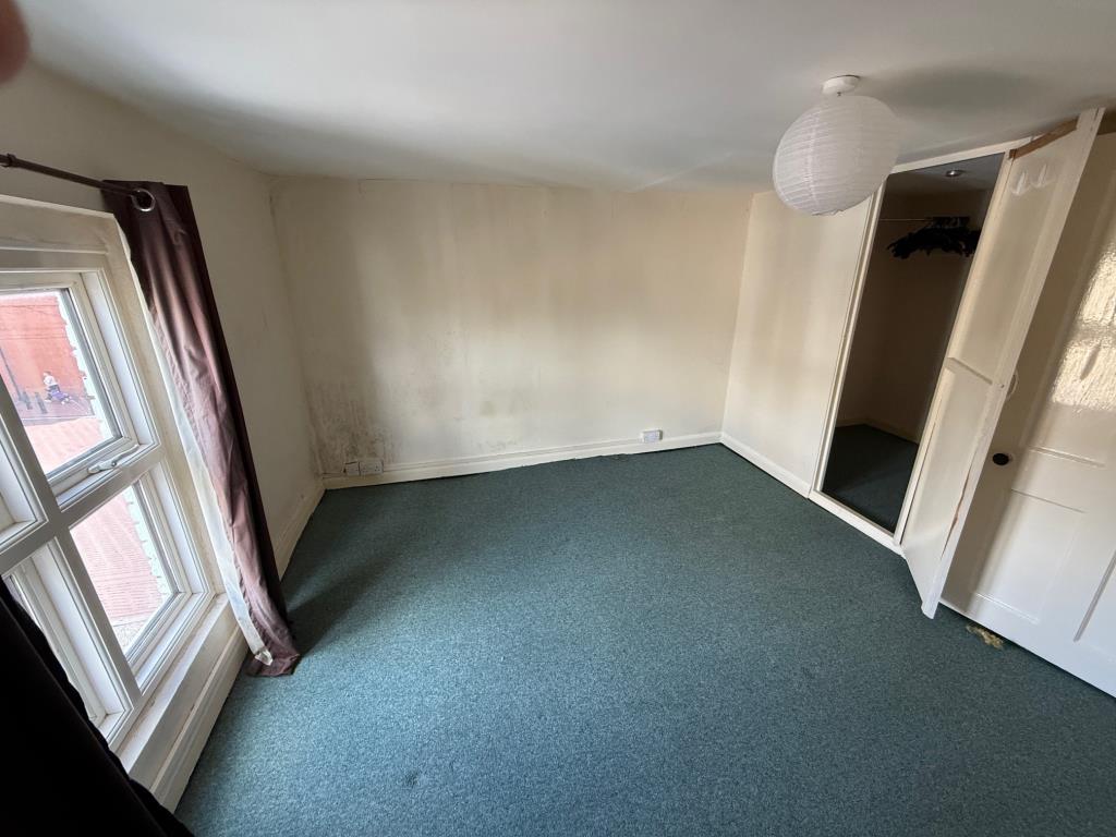 Lot: 88 - MIXED USE BUILDING FOR IMPROVEMENT AND REPAIR - Second floor bedroom with walk-in dressing area
